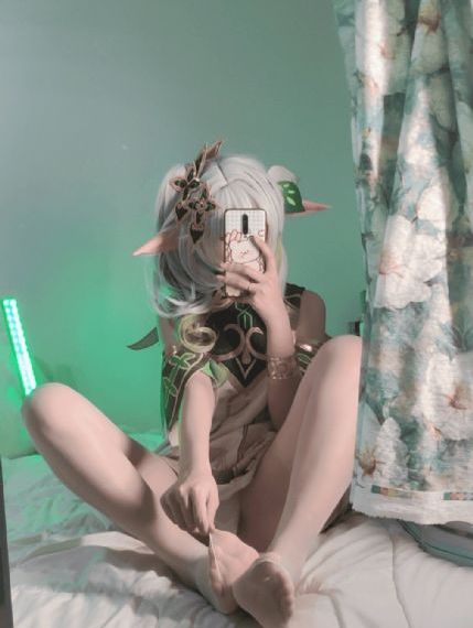 她唇之下